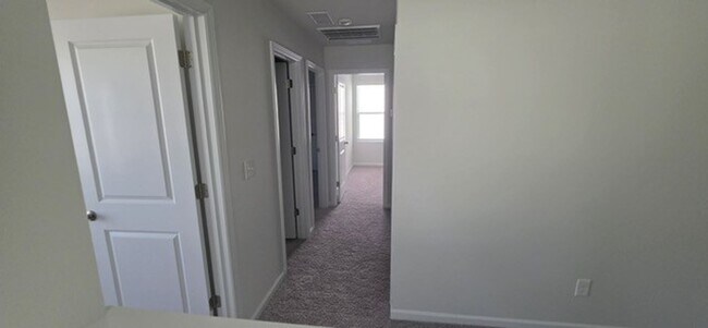 Foto del edificio - ****** HALF OFF FIRST FULL MONTH OF RENT!! ******