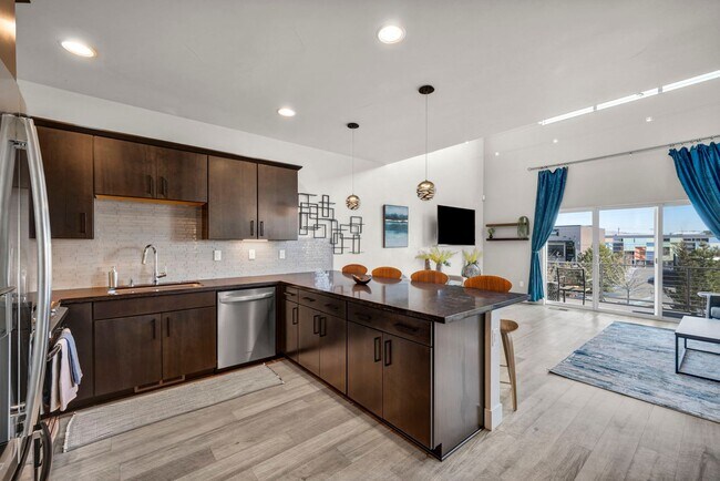 Foto del edificio - Mid-Town Modern Gem With EV Charger