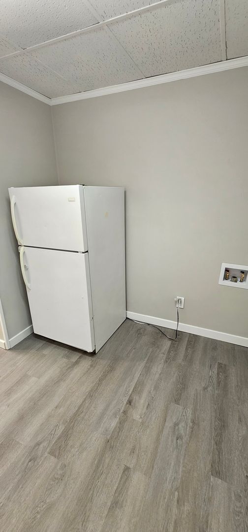 Building Photo - 2 Bed 1 Bath Unit