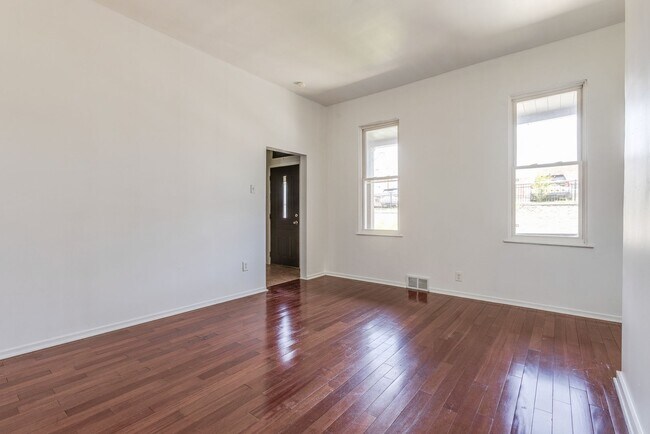 Foto del edificio - AVAILABLE JULY 2026 - Spacious 2 Bedroom Home w/ Parking & Outdoor Space Included!