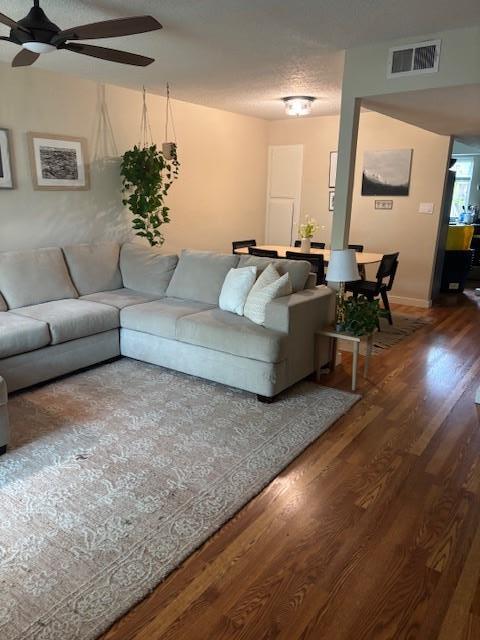 Foto del edificio - 7104 Hardy Dr