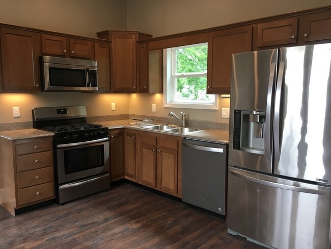 Photo - 631 E Chestnut St Apartment