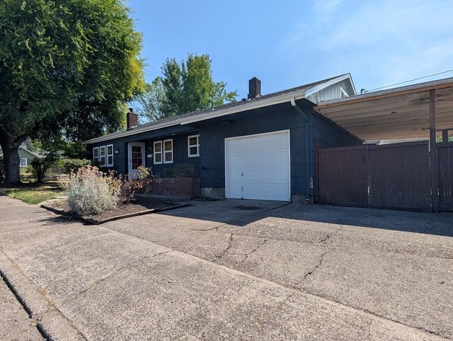 Building Photo - 890 E 29th Ave