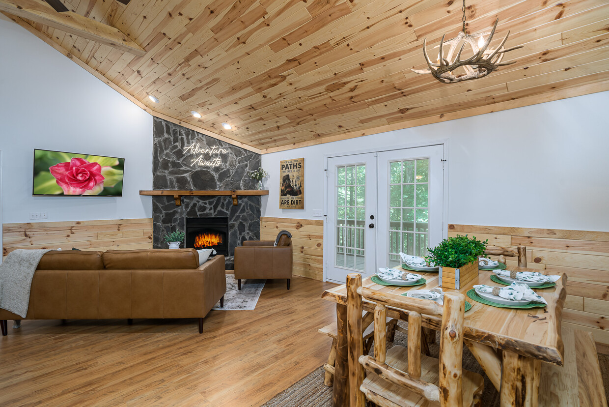 View of the living and dining room - 1323 Zenith Trl