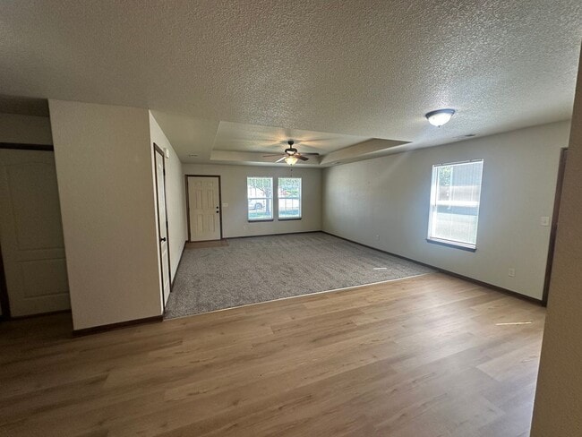 Building Photo - 3 Bed Single Level Duplex in Lee’s Summit