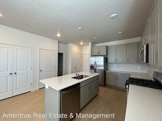 Building Photo - 4 br, 2.5 bath House - 9993 N. Basalt Dr.