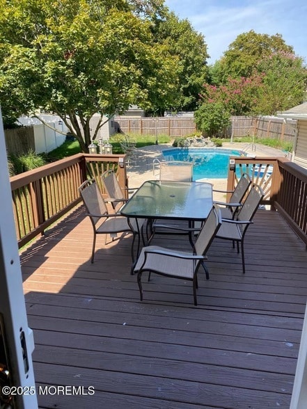 Building Photo - 327 Roosevelt Ave