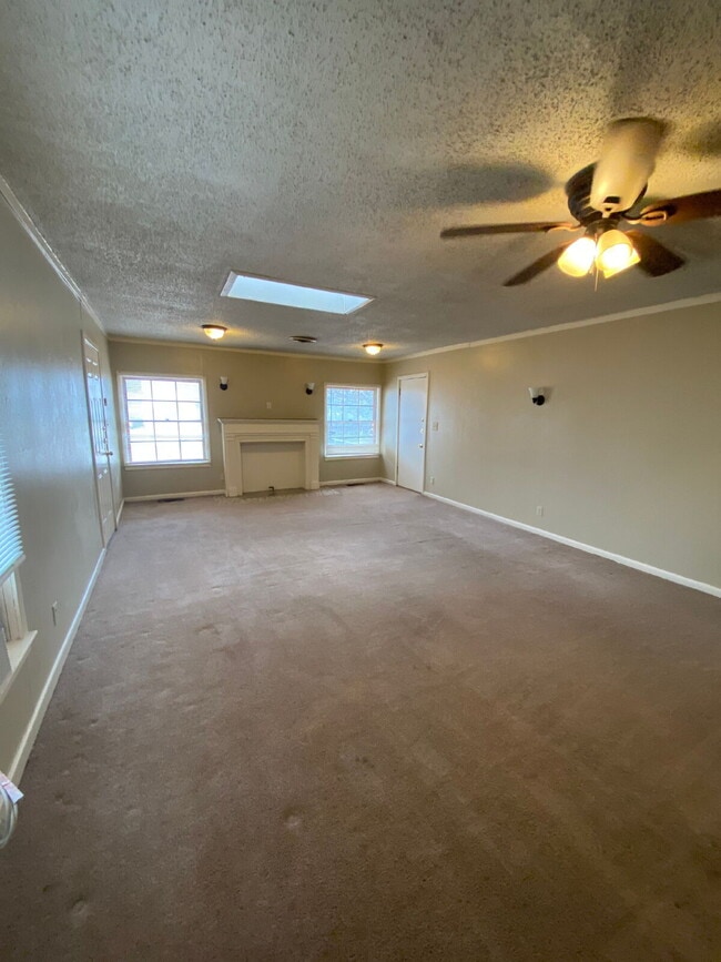 Building Photo - Pre-Leasing for Summer/Fall 2026