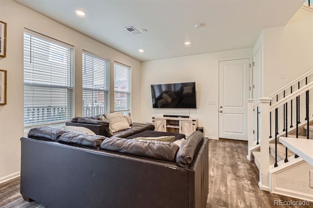 Foto del edificio - 3025 Low Meadow Blvd
