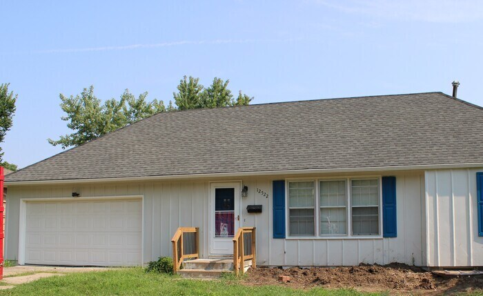 Foto principal - Large 5 bed 2 full bath Home in Independence