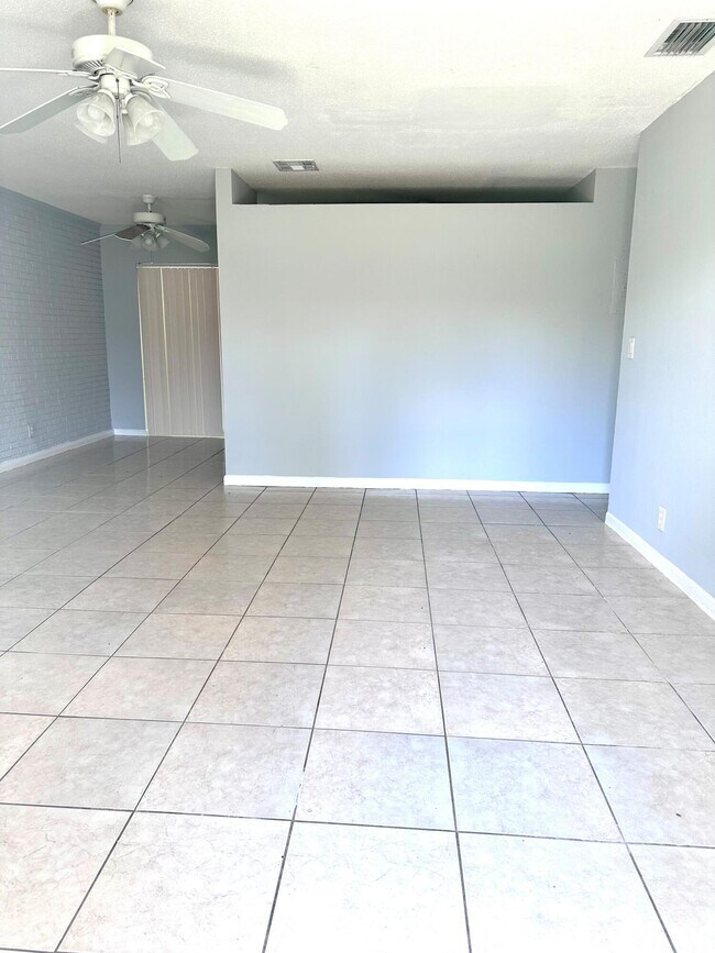 Building Photo - 9326 Sunrise Dr