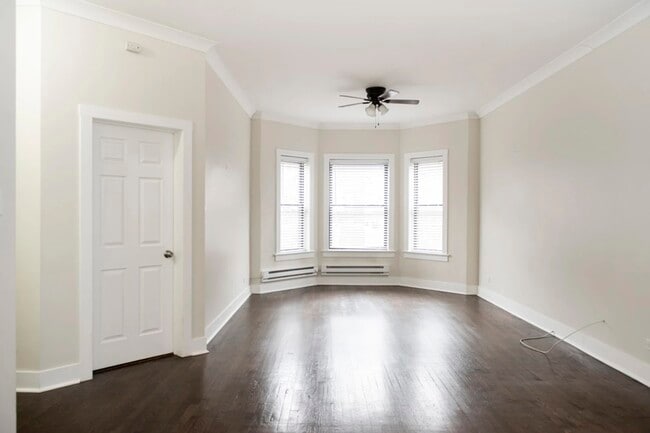 Building Photo - 923 W Waveland Ave