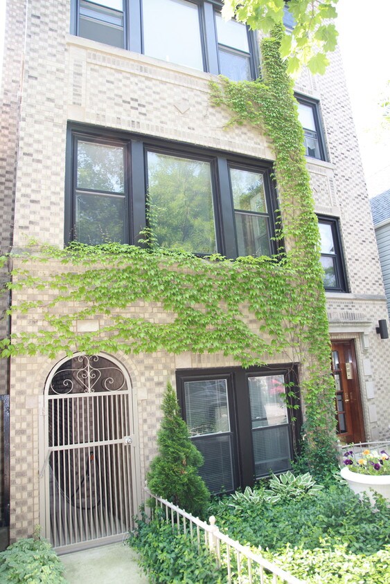 2nd floor in a four-flat (garden, 1,2,3) - 2323 W Melrose St