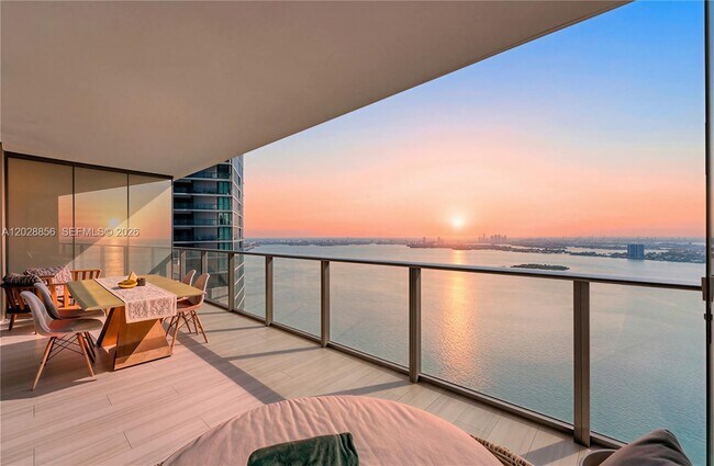 Foto del edificio - 560 NE 32nd St