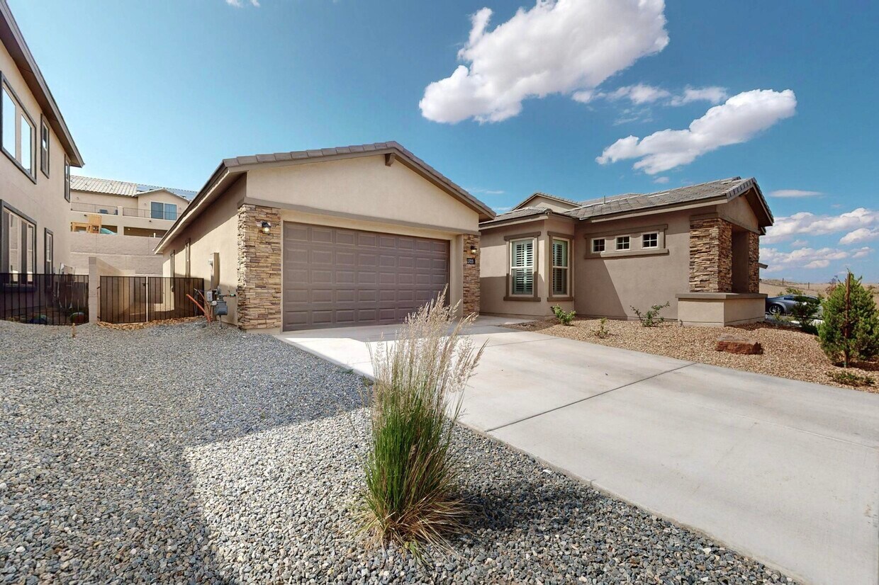 Foto principal - 1723 Mount Hood Trl NW