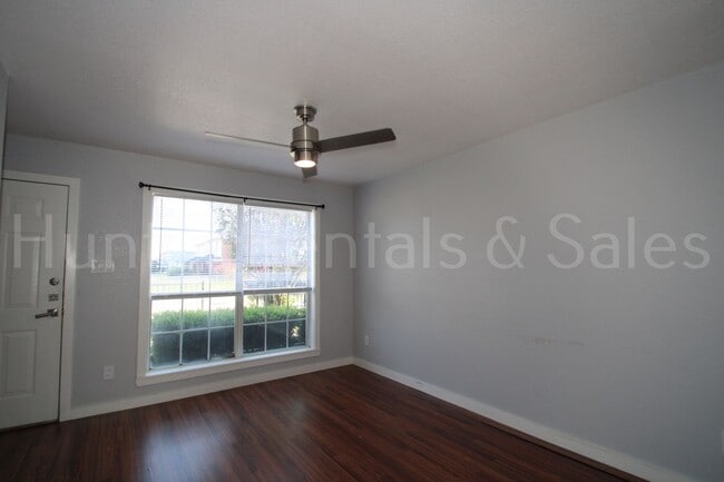 Building Photo - Beautiful 2 Bedroom, 1.5 Bath Townhouse