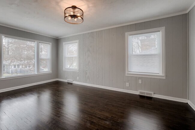 Building Photo - 4812 Maple St