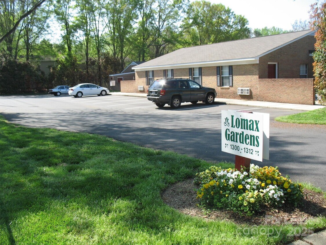 Primary Photo - 1300 Lomax Ave