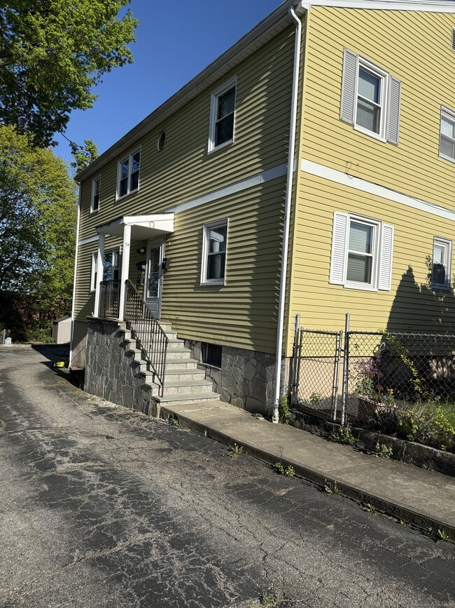 Building Photo - 10 Fairview Ave