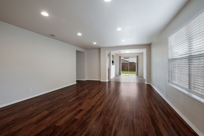 Foto del edificio - Well-Maintained Home with Open Layout & Great Location
