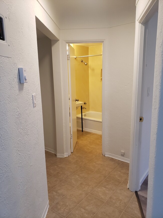 Building Photo - 646 Admirals Rd