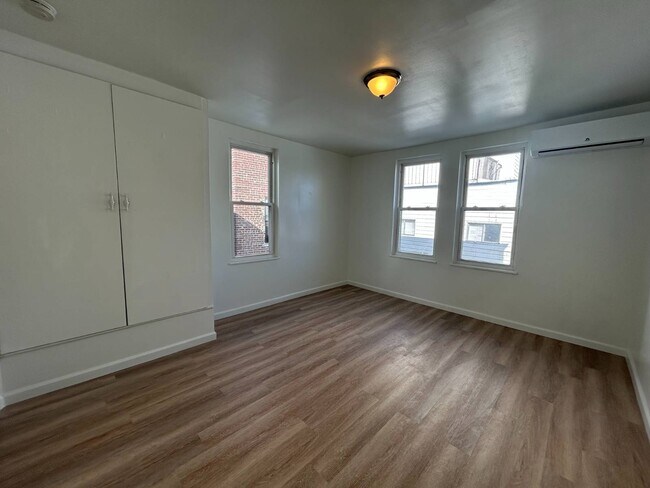 Building Photo - 681 Rhinelander Ave