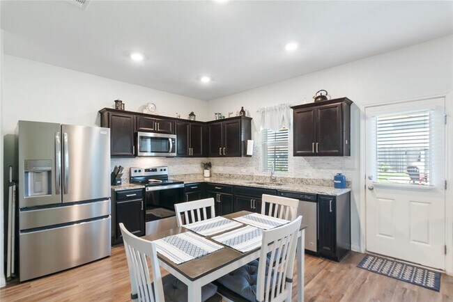 Building Photo - 204 Peony Ln.