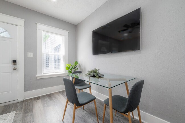 Foto del edificio - 517 W Idlewild Ave