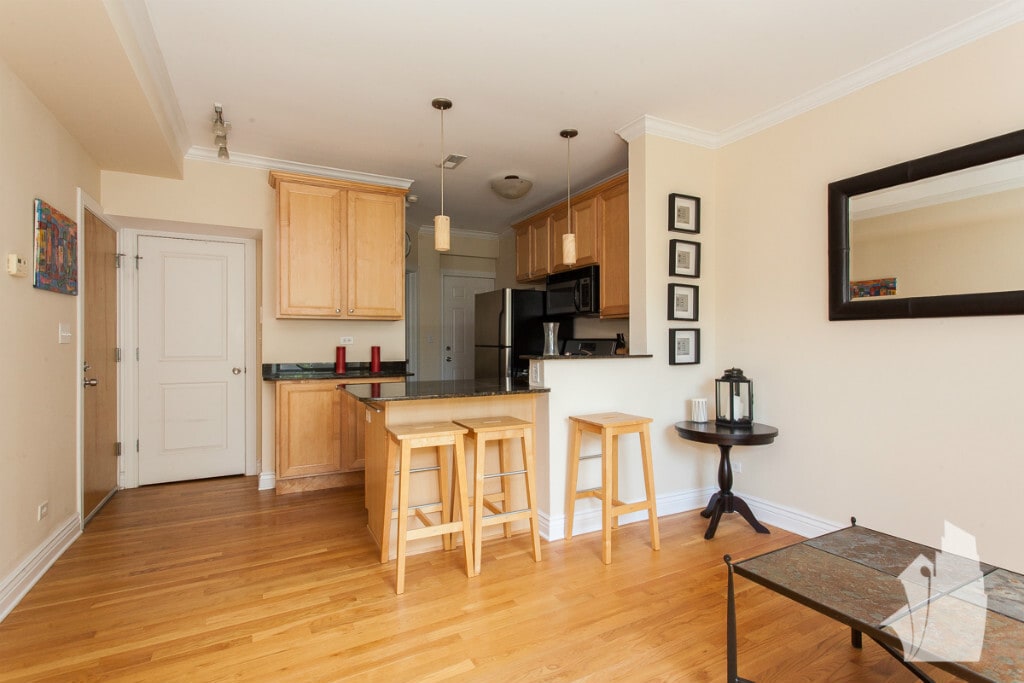 Primary Photo - 560 W Deming Pl