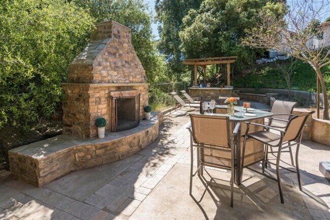 Building Photo - Beautiful 3 bedroom, 2 bath in San Diego County Estates- Amazing backyard, perfect for entertaini...