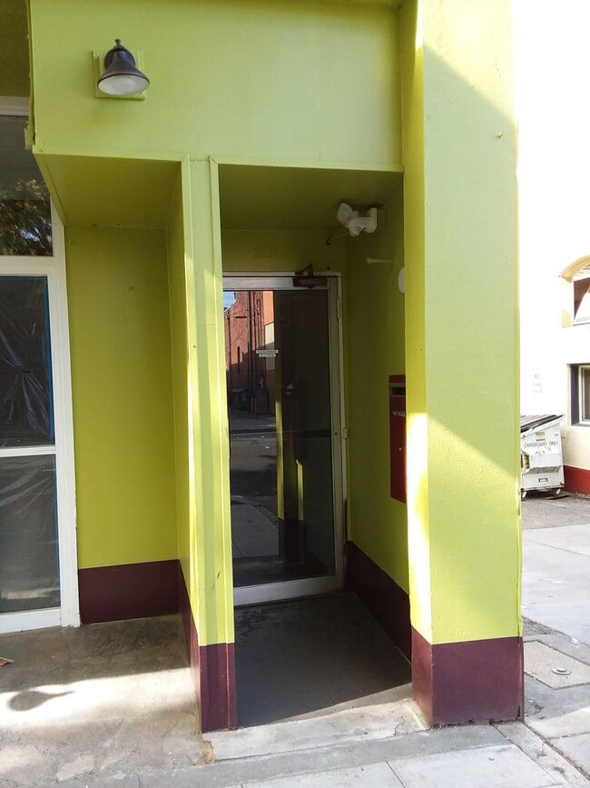 Building Photo - 209 W Holly St