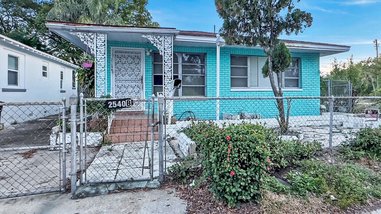 Primary Photo - Urban Oasis: Spacious 5 Bed, 2 Bath Home i...