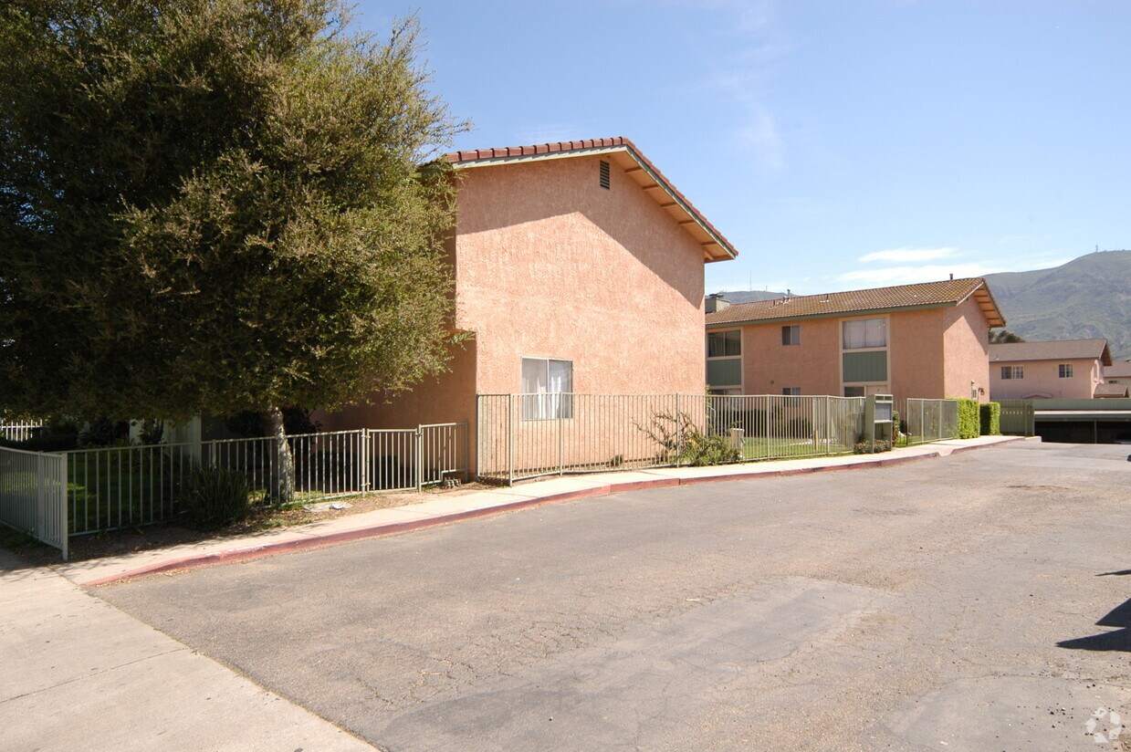Building Photo - 1208 E Ventura St