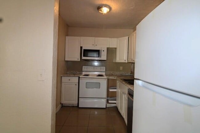 Building Photo - 1205 W 24th St