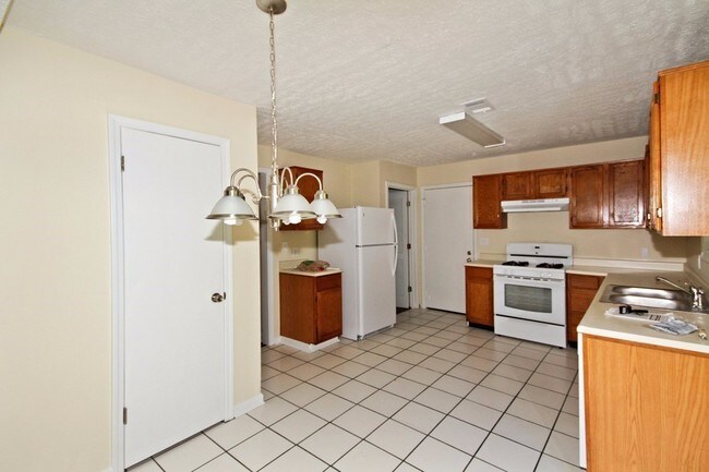 Building Photo - 200 Royal Colony Ct