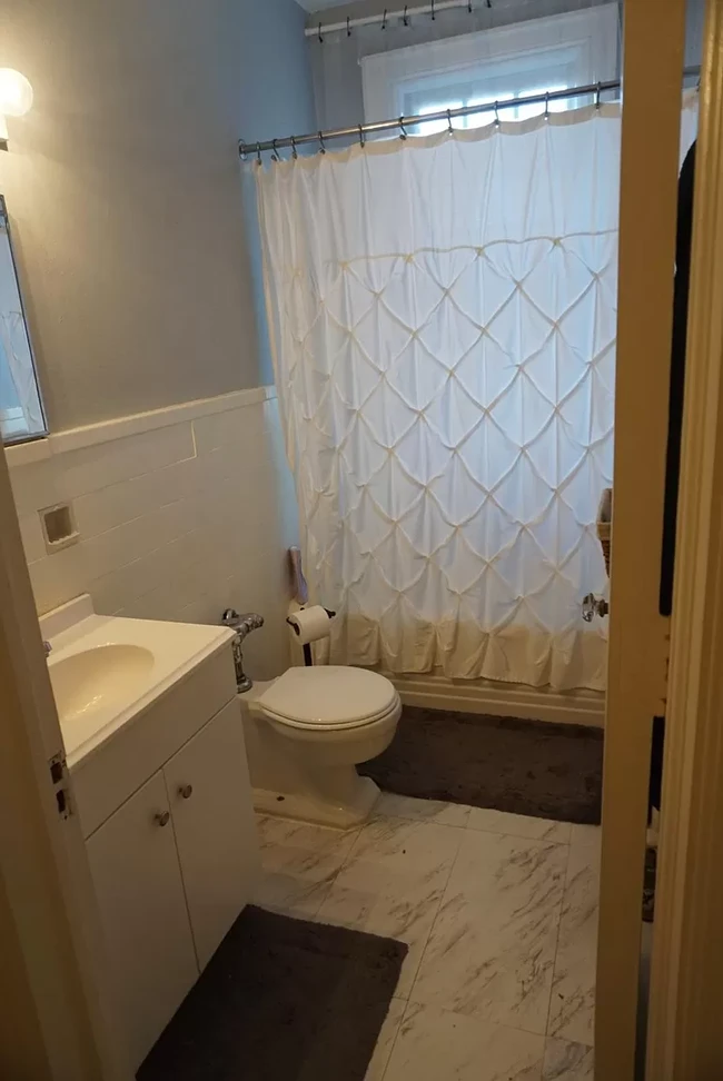 Vintage baño con acabados renovados - 1324 Briarcliff Road