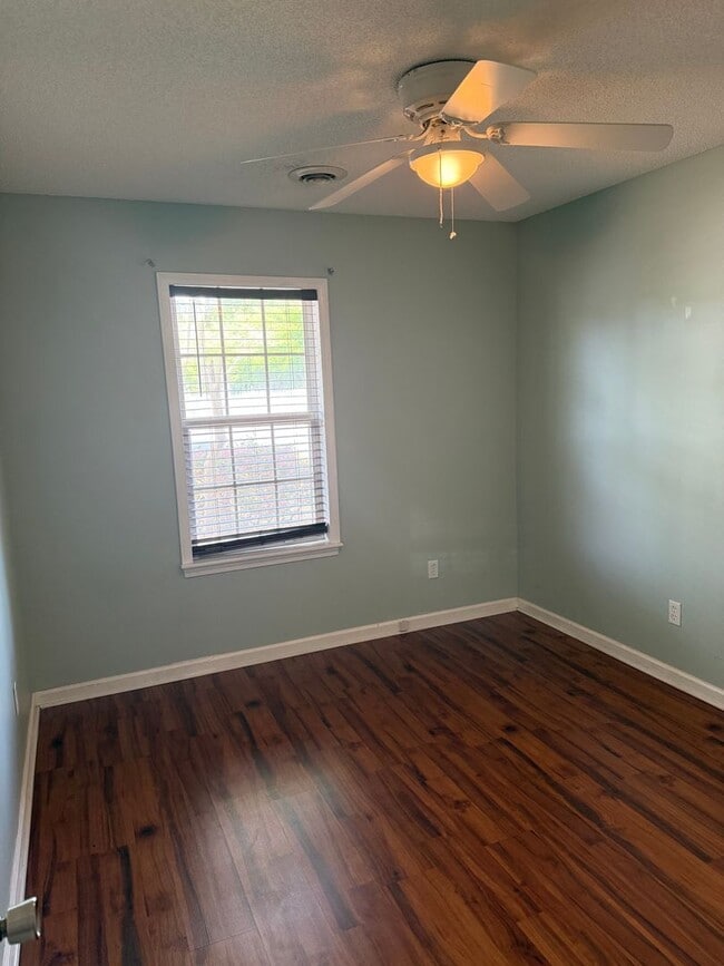 Photo - Beautiful 3 Bedroom 2 Bath Single Family Home- Pets welcome.