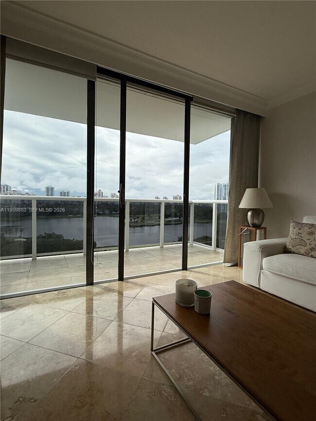 Foto del edificio - 3675 N Country Club Dr