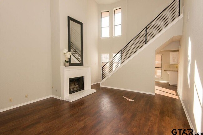 Foto del edificio - 5903 Hollytree Dr