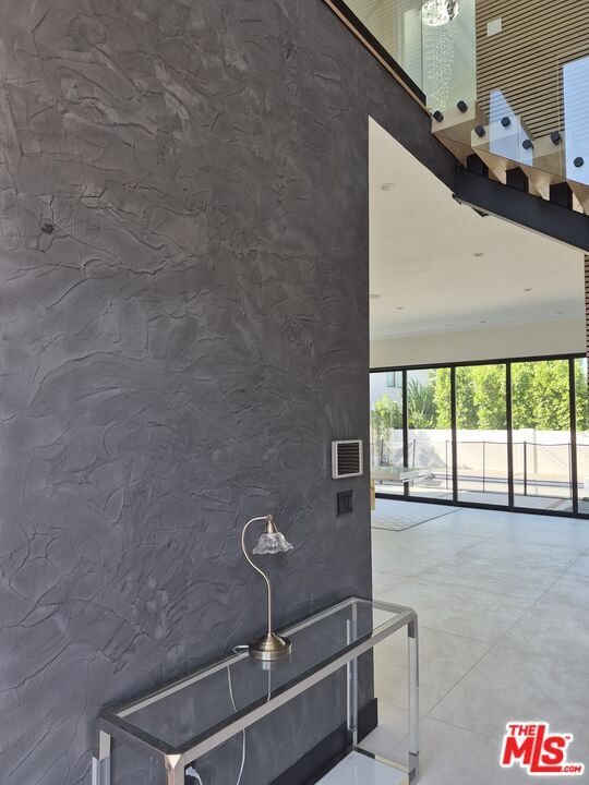 Foto del edificio - 5299 1/2 Crebs Ave