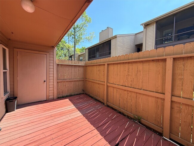 Foto del edificio - 10555 Turtlewood Ct