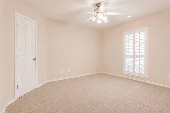 Foto del edificio - 934 E Heights Hollow Ln