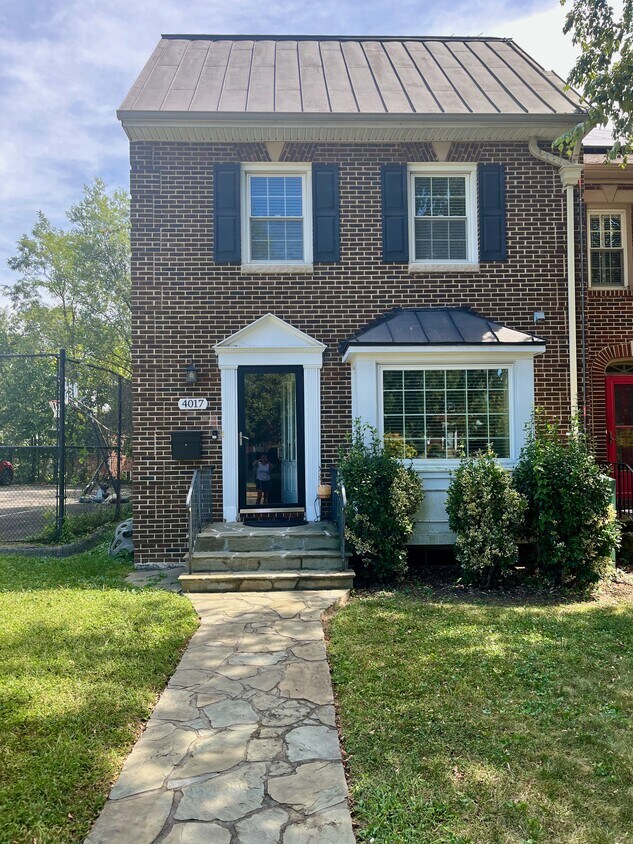 Foto principal - 4017 16th St NW