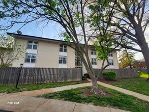 Building Photo - 10439 Briarbend Dr