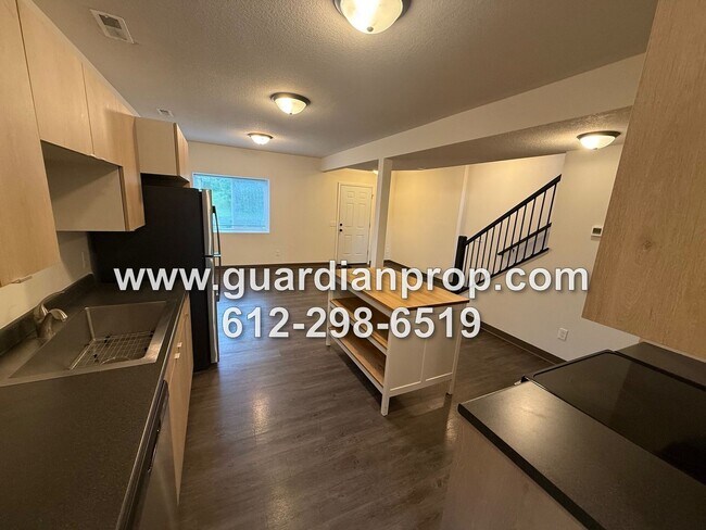 Foto del edificio - 2024 Built Townhouse Available Now, Open F...