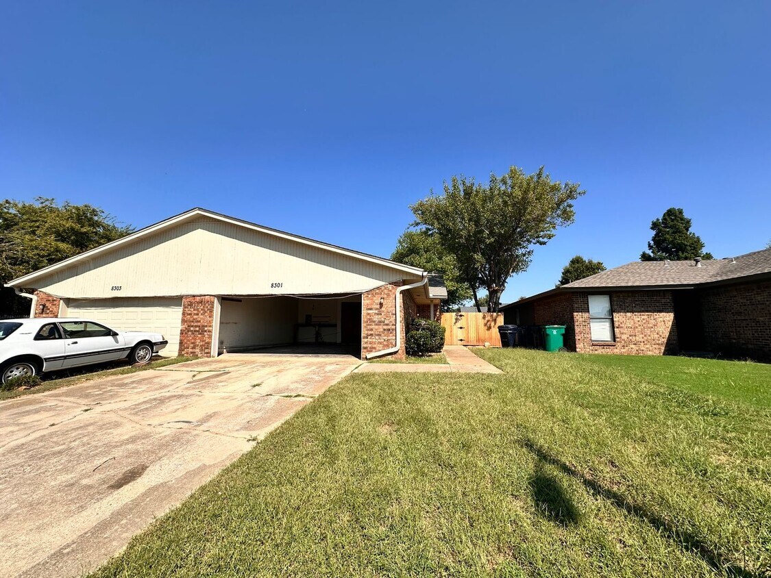 Primary Photo - 2 Bedroom, 2 Bathroom Unit in Quiet Cul-de...