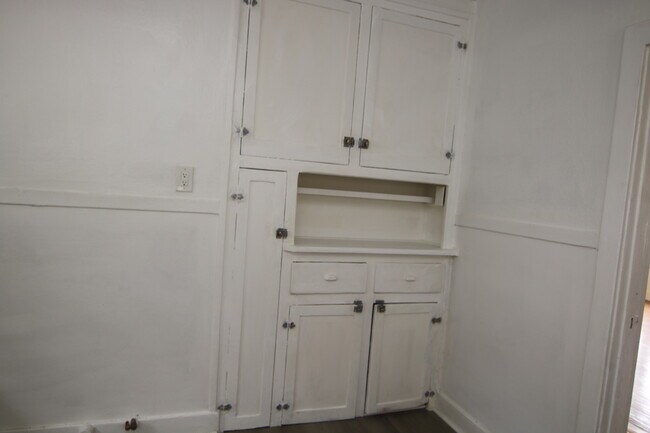 Building Photo - 831 E Chevy Chase Dr