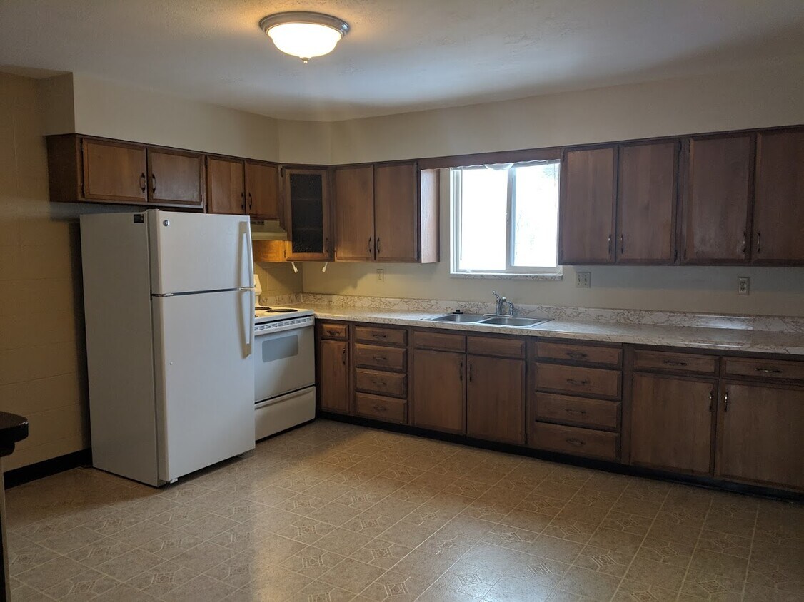 Primary Photo - 140 Highland Blvd