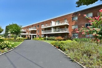 Building Photo - 320 E Shore Rd