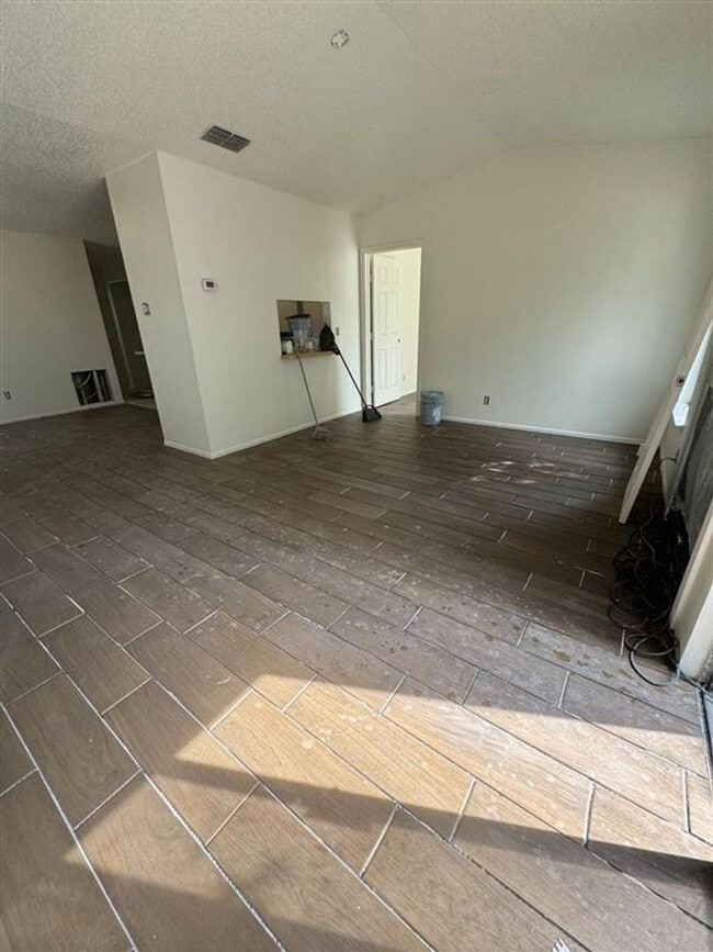 Building Photo - Cute 2/2 duplex with a garage